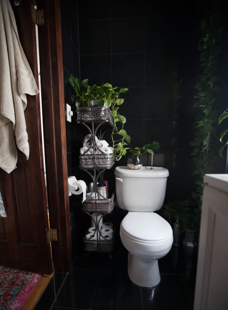 Close the toilet lid outlet